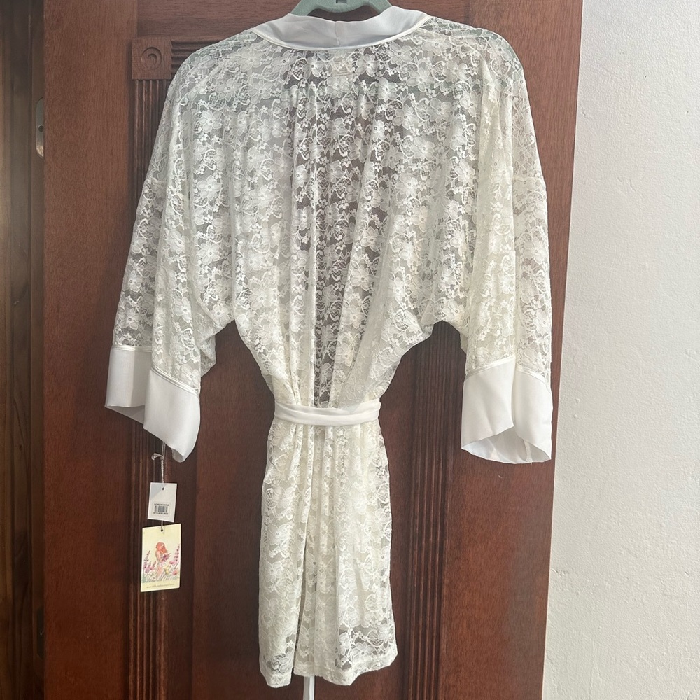 In Bloom by Jonquil lace and satin robe. New with tags.